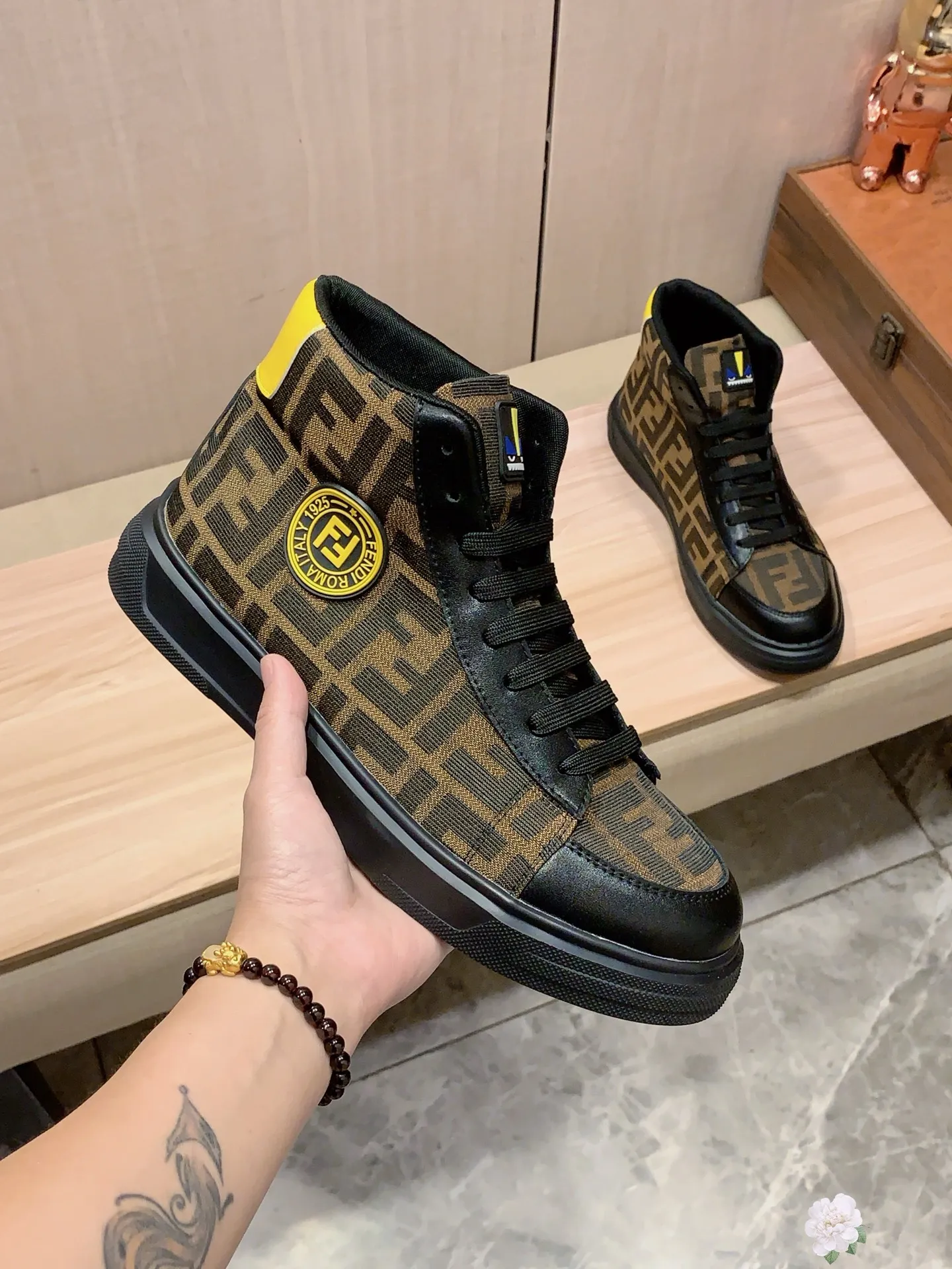 High-top men's shoes 💰442💰💰🎩🎩[Lightning][Lightning] "FENDI*" latest • popular casual shoes, top brand [Seduce] luxury~purchase, top-quality~. [Strong] The upper is made of imported breathable cowhide with fabric material ➕ Breathable sheepskin feet (•) and fine workmanship. The original stylish and stylish soft rubber wear-resistant and non-slip outsole is light and comfortable on the feet. The real thing looks better when taken in real life. 111: code: 38-44, 2️⃣ colors selected